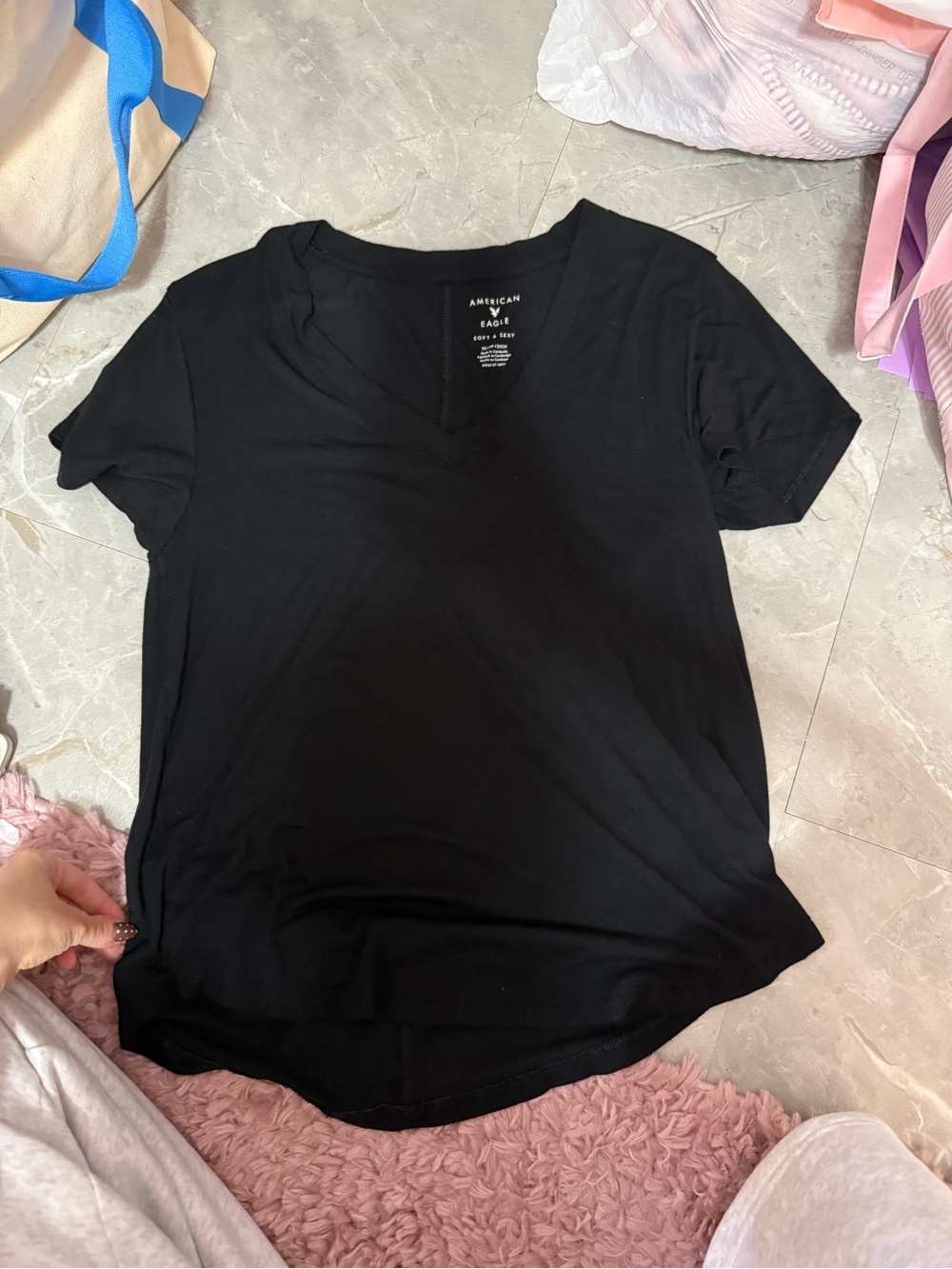 American Eagle Outfitters Black V-Neck Short Sleeve Tee
